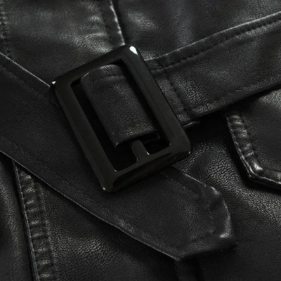 Elegant lang skinnjakke i bikerstil
